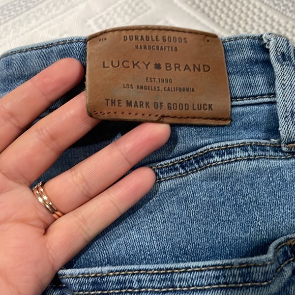 Lucky Brand size 6/28. Mid-High Rise Bridgette Skinny jean w/ fray hem. - Picture 2 of 4